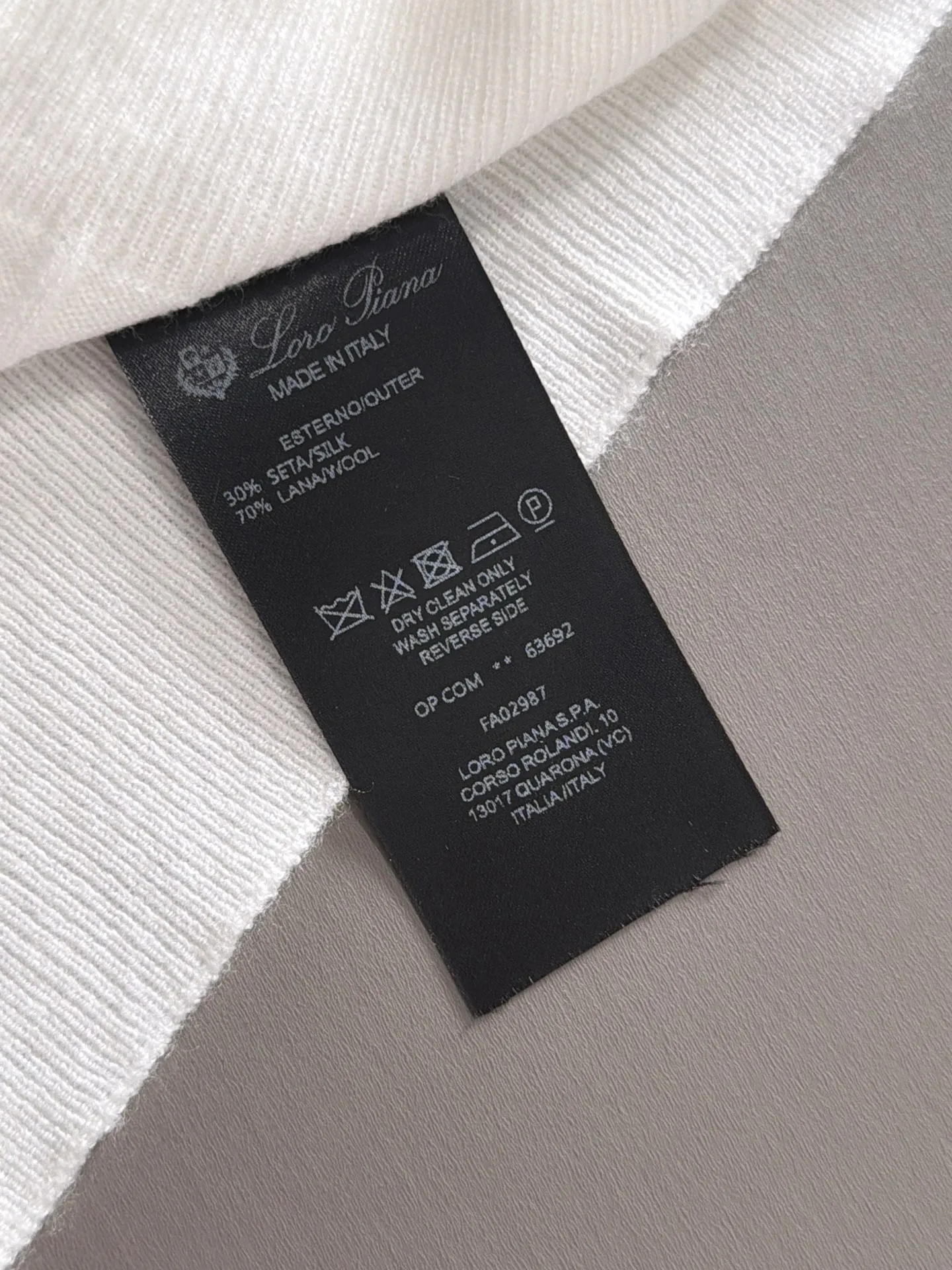 LP high quality Loro Piana 26ss New Arrival men's short-sleeved knitted T-shirt. Made of combed cotton yarn knitted cotton fabric, no pressure when entering and exiting the counter. Exclusive control of raw materials. It feels substantial when weighed, and the upper body is more textured than ordinary T-shirts. This texture can handle the weather easily and is suitable for both hot and cold! Loose fit design, looks noble. The only correct version is available Size: M to 3XL